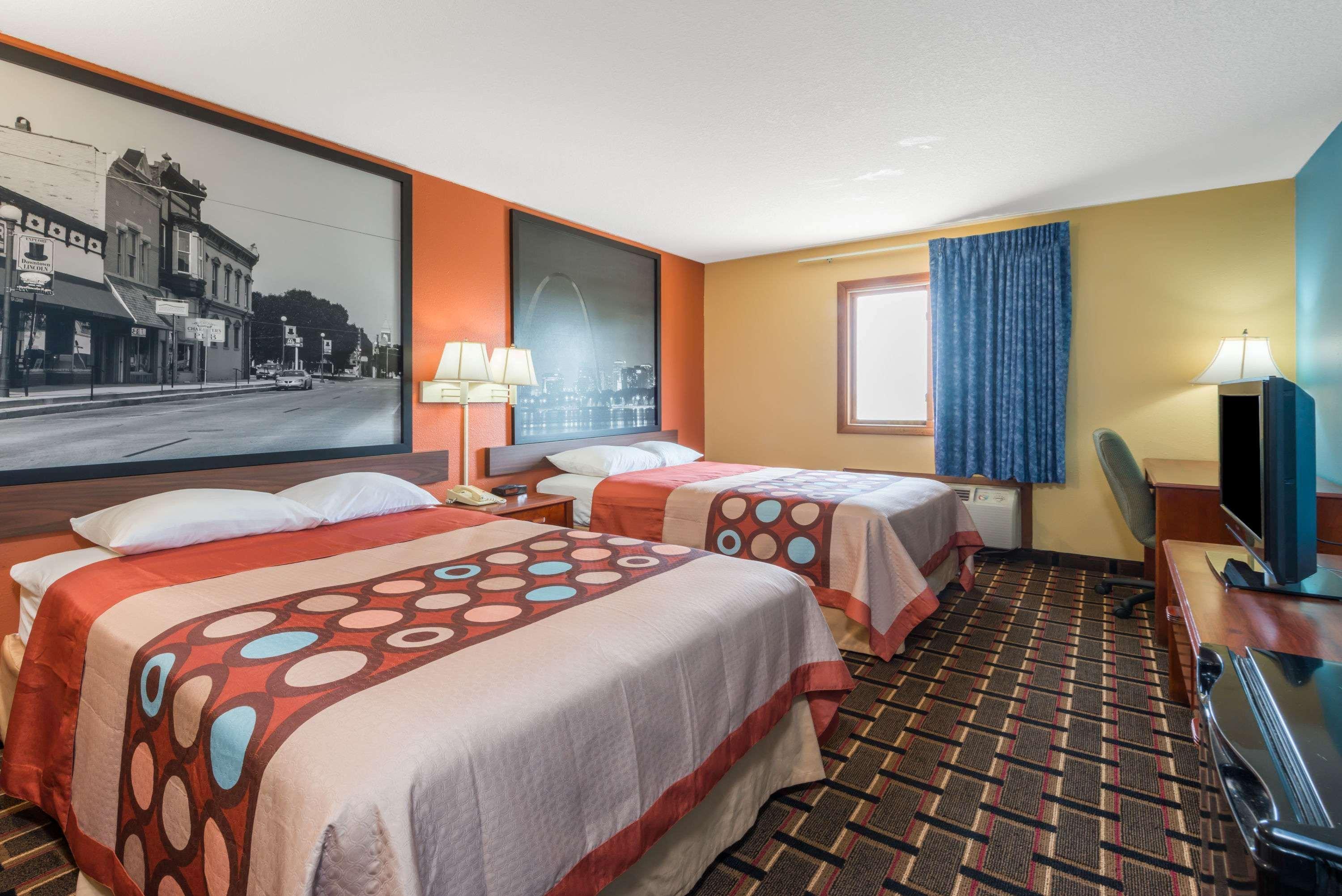 Super 8 By Wyndham Staunton Hotel Exterior photo