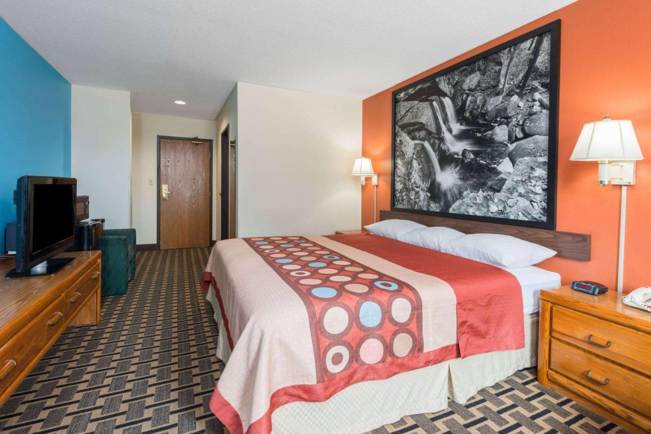 Super 8 By Wyndham Staunton Hotel Exterior photo